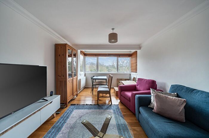 2 Bedroom Flat For Sale In High Road, Woodford Green, IG8