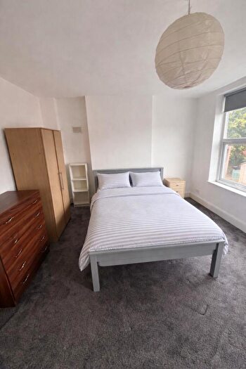 4 Bedroom Semi Detached House To Rent In Ednaston Road, Nottingham, NG7