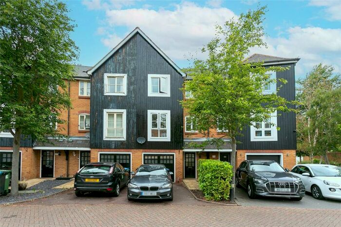 4 Bedroom Terraced House To Rent In Imperial Way, Hemel Hempstead, Hertfordshire, HP3