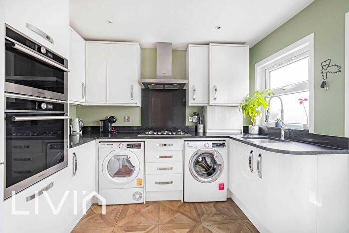2 Bedroom End Of Terrace House For Sale In Ravenswood Road, Croydon, Surrey, CR0