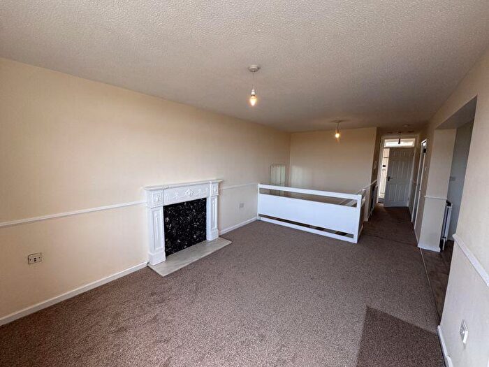 3 Bedroom Flat To Rent In Kenilworth Court, Washington, NE37