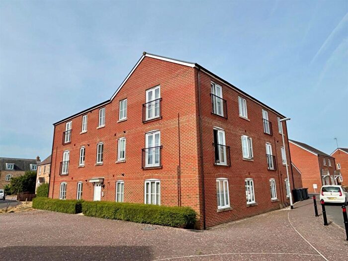 2 Bedroom Flat For Sale In Finch Court, Trowbridge, BA14