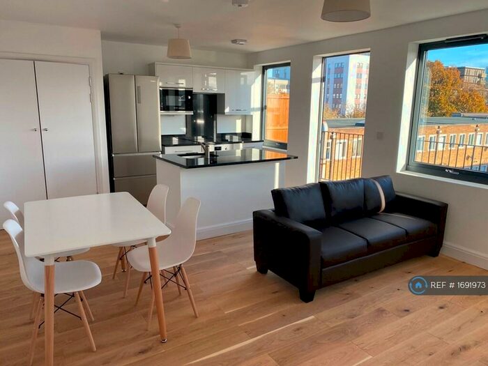 3 Bedroom Flat To Rent In The Broadway, Crawley, RH10