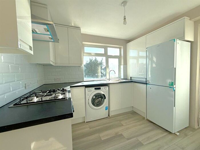 2 Bedroom Flat To Rent In High Street, Whitton, TW2