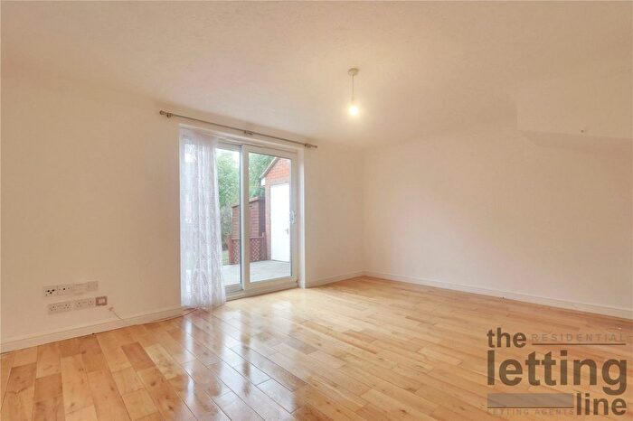 3 Bedroom Semi-Detached House To Rent In Rossington Close, Enfield, Middlesex, EN1