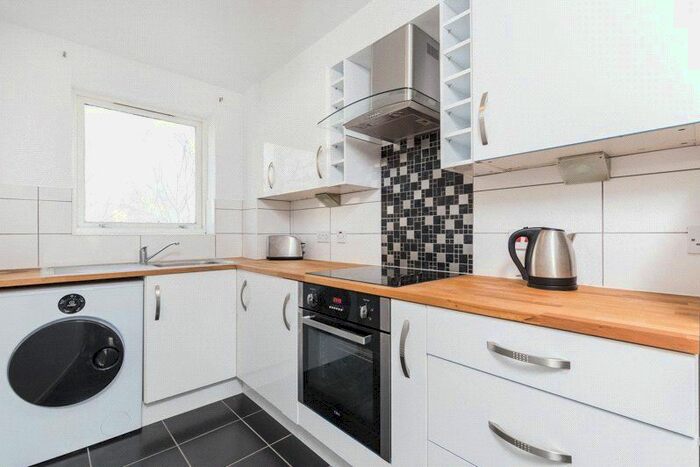 2 Bedroom Flat To Rent In Tower Mansions, - Grange Road, London, SE1