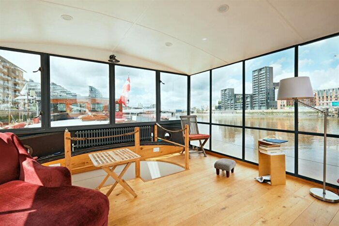 2 Bedroom House Boat To Rent In Plantation Wharf, Battersea, SW11