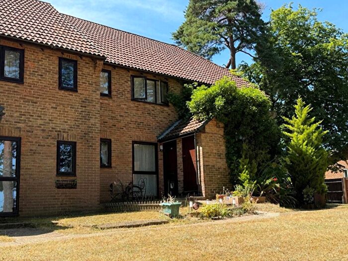 1 Bedroom Maisonette For Sale In Bluebell Rise, Lightwater, Surrey, GU18
