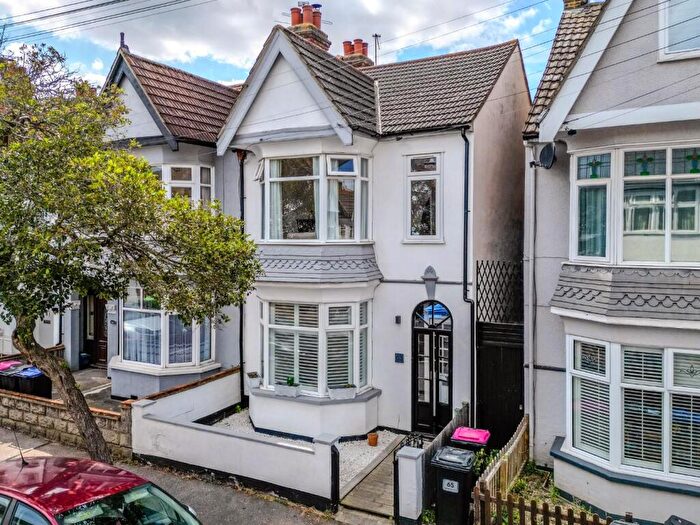 3 Bedroom Semi-Detached House For Sale In Oakleigh Park Drive, Leigh-On-Sea, SS9
