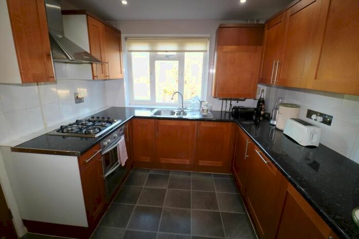 2 Bedroom Maisonette To Rent In Grove Road, Cockfosters, EN4