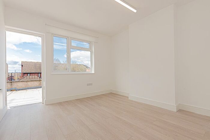 3 Bedroom Flat To Rent In Chingford Mount Road, Chingford, E4