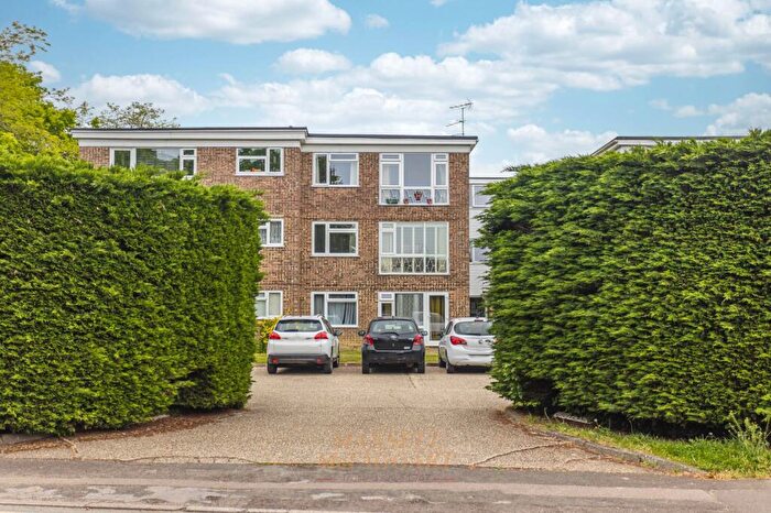 2 Bedroom Flat For Sale In Grovelands, Horley, RH6