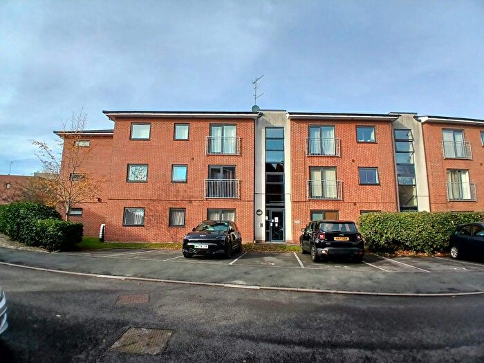 Town House To Rent In Penstock Drive, Stoke-On-Trent, ST4