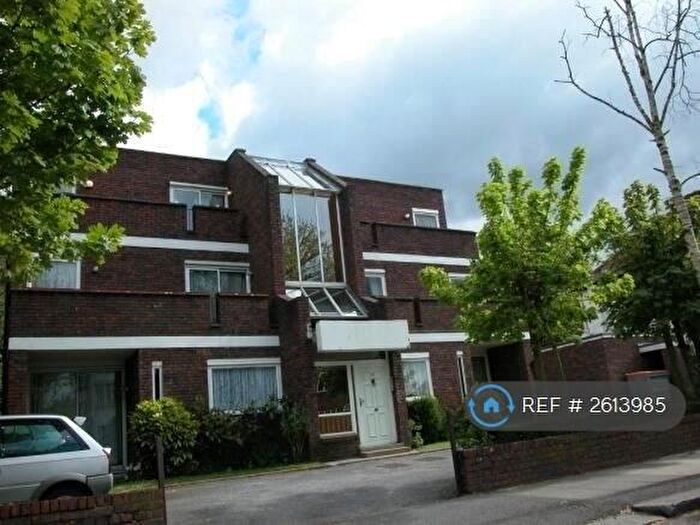 3 Bedroom Flat To Rent In Holders Hill Avenue, Hendon, NW4