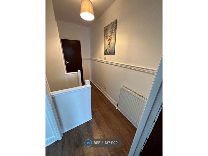 4 Bedroom Semi-Detached House To Rent In Cross Flatts Grove, Leeds, LS11