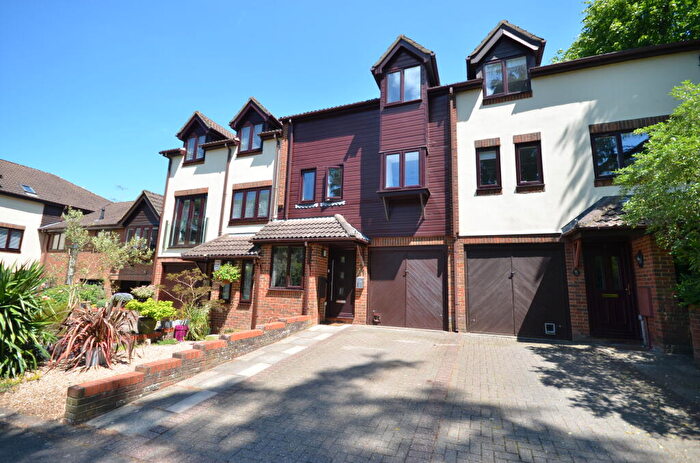 4 Bedroom House To Rent In Fairholme Gardens, Farnham, Surrey, GU9