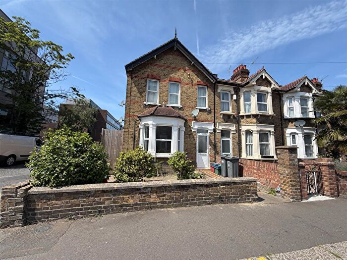 3 Bedroom Flat To Rent In Montague Road, Hounslow, TW3