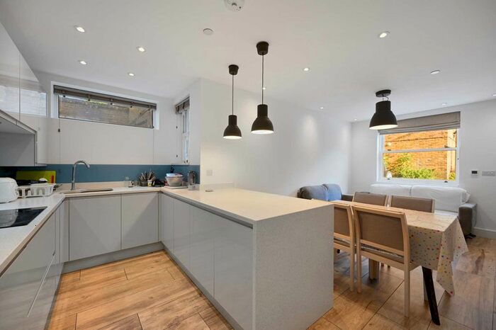 4 Bedroom Mews To Rent In Coningham Mews, Shepherds Bush, London, W12