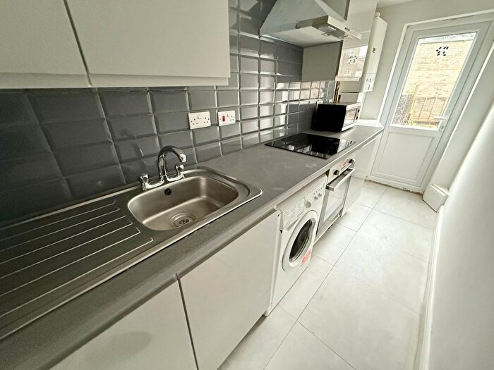 3 Bedroom Flat To Rent In Lewisham Way, London, SE14