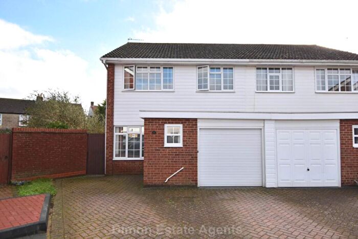 4 Bedroom Semi Detached House For Sale In Fairthorne Gardens, Gosport, PO12