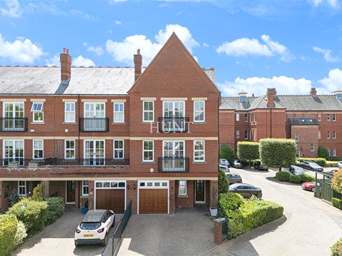 4 Bedroom Town House To Rent In Rosebury Square, Repton Park, Woodford Green, Essex, IG8