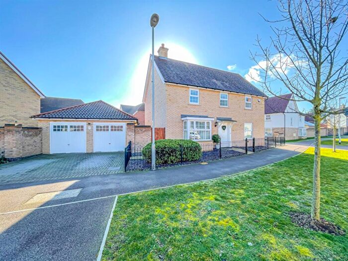 4 Bedroom Detached House For Sale In Christmas Tree Crescent, Hawkwell, Hockley, SS5