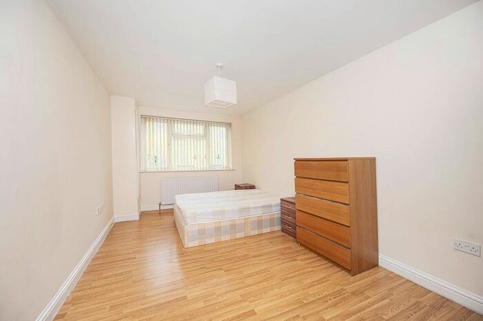 2 Bedroom Flat To Rent In Bethnal Green Road, Bethnal Green, London, E2