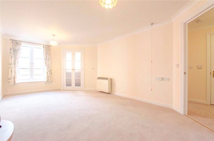 1 Bedroom Flat For Sale In Paynes Park, Hitchin, Hertfordshire, SG5