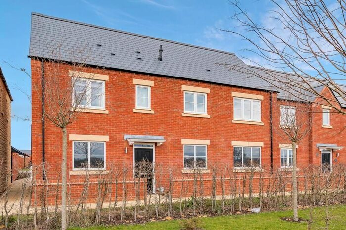 2 Bedroom Flat To Rent In Heaton Road, Bicester, OX26