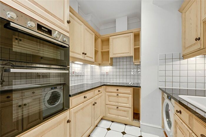 2 Bedroom Flat To Rent In Ellesmere Place, Walton-On-Thames, Surrey, KT12