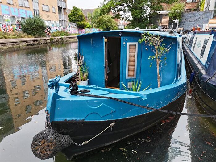 2 Bedroom House Boat For Sale In The Shanty, Bethnal Green, E2