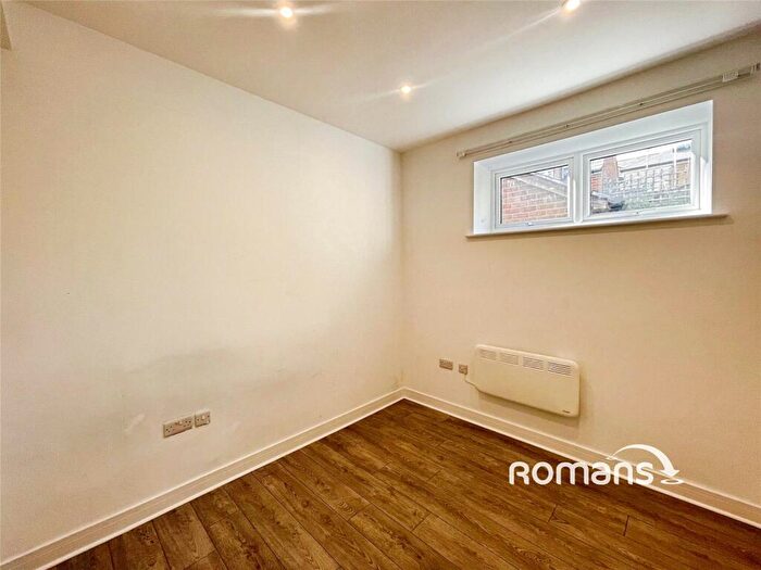1 Bedroom Flat To Rent In Castle Street, High Wycombe, Buckinghamshire, HP13