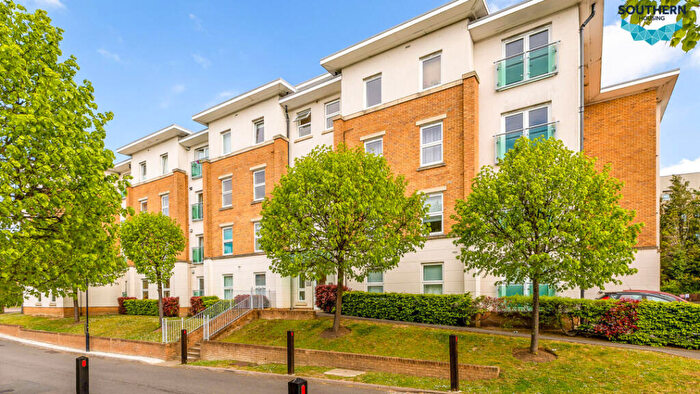 1 Bedroom Flat For Sale In Highbury Drive, Leatherhead, KT22