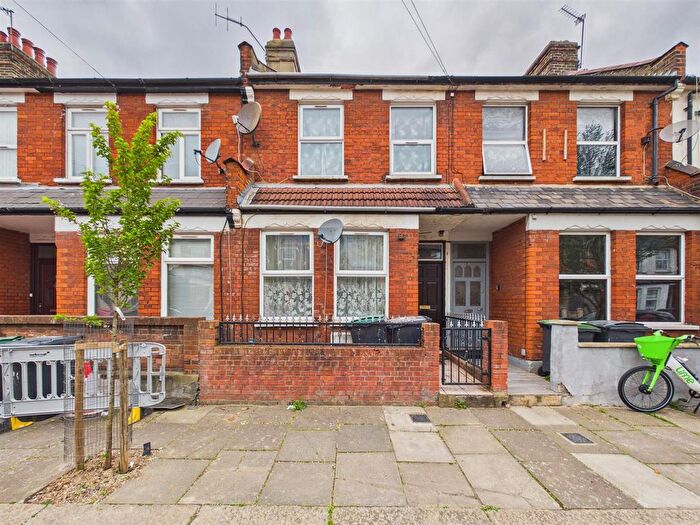2 Bedroom Property For Sale In Cissbury Road, London, N15