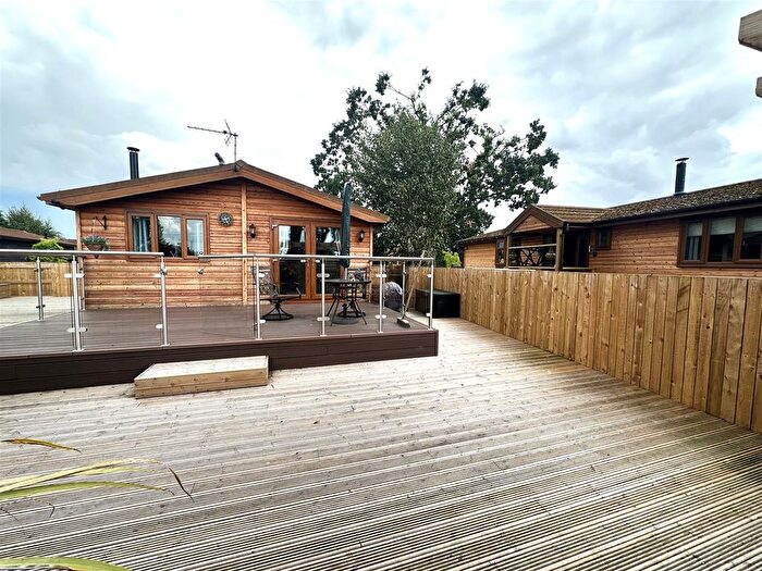 2 Bedroom Mobile/park Home For Sale In Hull Road, Wilberfoss, York, YO41