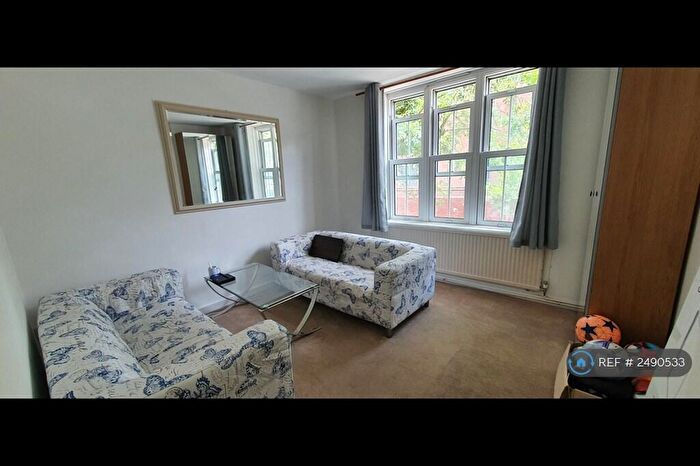 3 Bedroom Flat To Rent In Camelot House, London, NW1