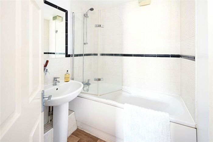 1 Bedroom Flat For Sale In Mile End Road, Stepney, London, E1