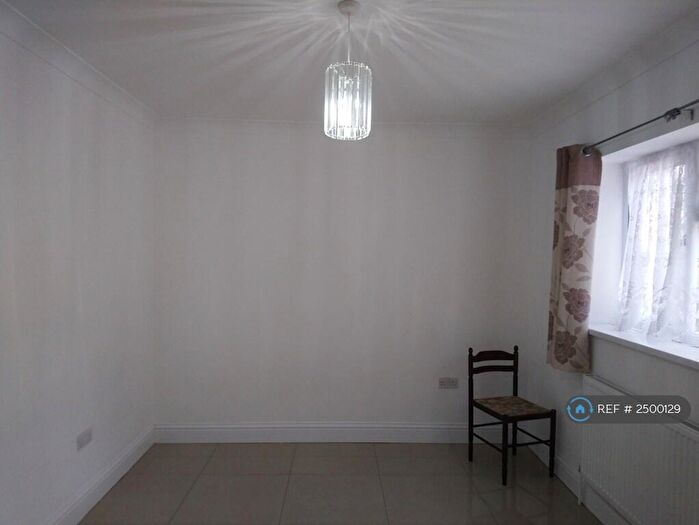 Studio To Rent In Albert Road, Ilford, IG1