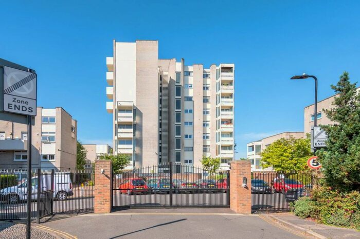 3 Bedroom Flat To Rent In Bloomsbury Close, Ealing, London, W5