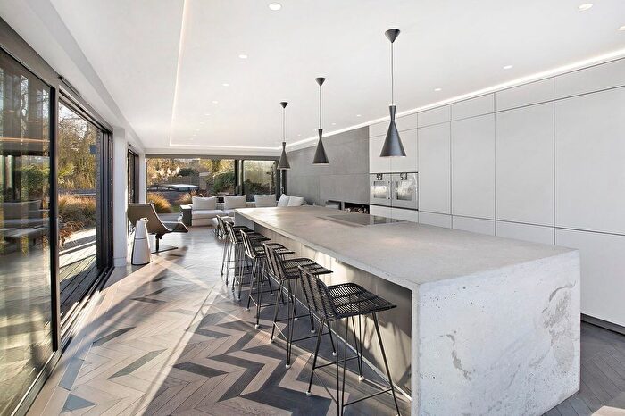 4 Bedroom Property For Sale In The Strand, Lympstone, EX8