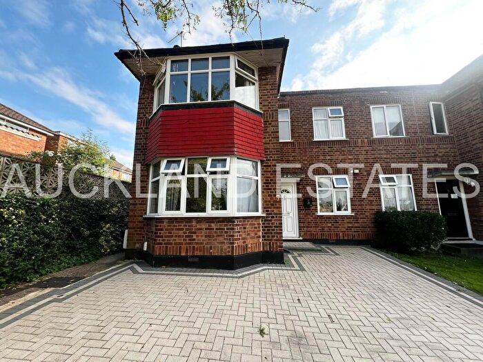 2 Bedroom Ground Maisonette To Rent In Lynton Crest, Potters Bar, EN6