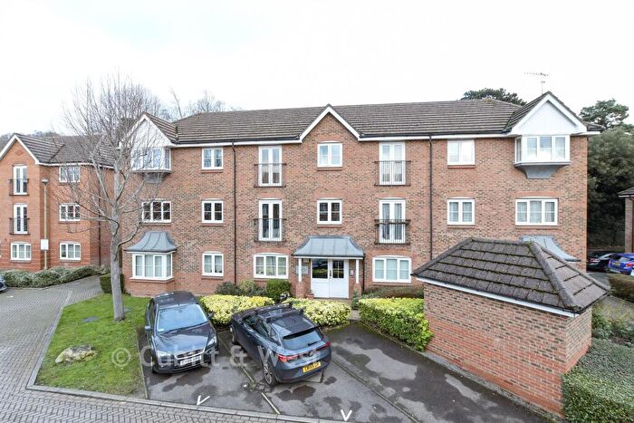 2 Bedroom Flat For Sale In Kingsfield Way, Redhill, Surrey, RH1