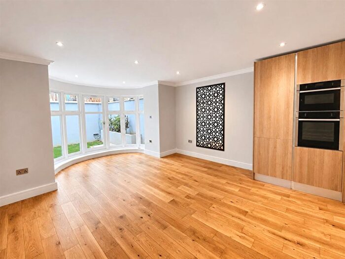3 Bedroom Flat To Rent In Castlebar Road, Ealing, W5