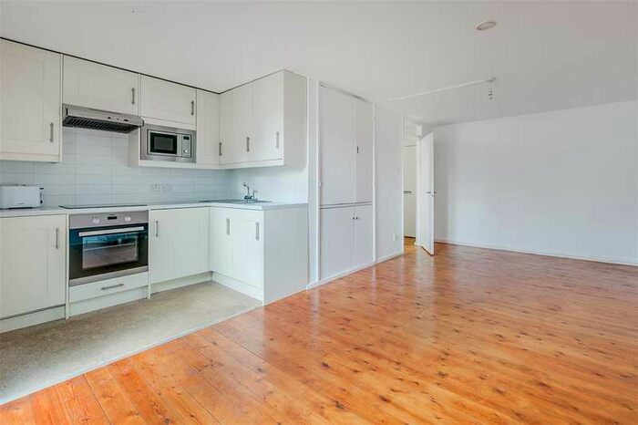 Flat To Rent In Heston House, Wellesley Road W4