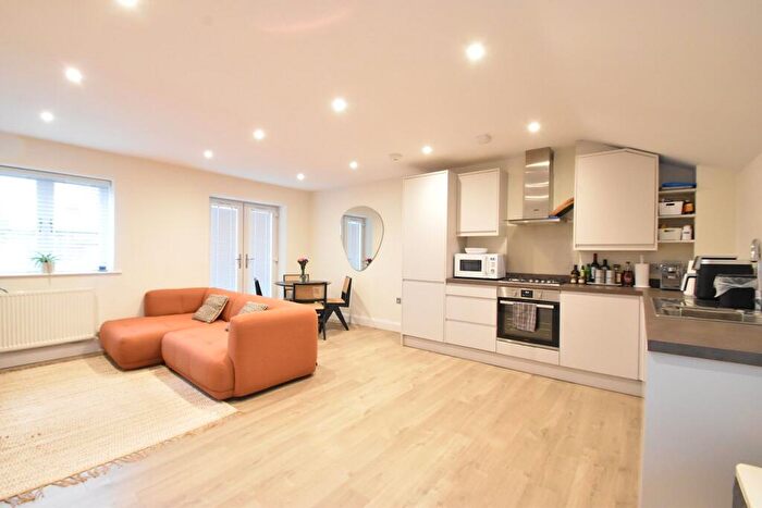 1 Bedroom Apartment To Rent In Kemble Close, Weybridge, KT13