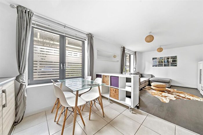 2 Bedroom Flat For Sale In Pooles Park, Finsbury Park, N4