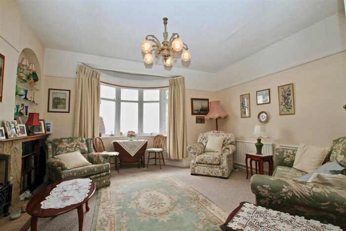 2 Bedroom Detached House For Sale In Undercliff Gardens, Leigh-On-Sea, SS9