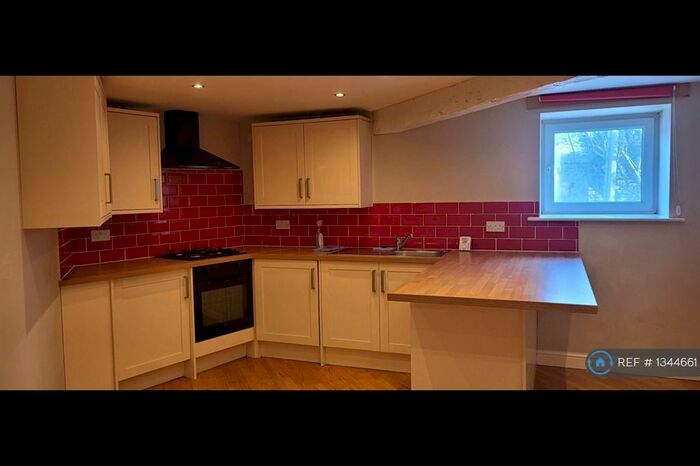 3 Bedroom Terraced House To Rent In Scar Lane, Milnsbridge, HD3