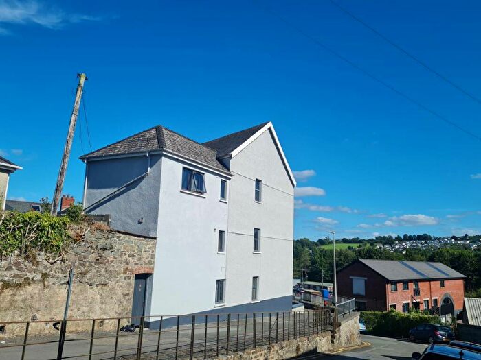 2 Bedroom Flat To Rent In Parade Road, Carmarthen, SA31