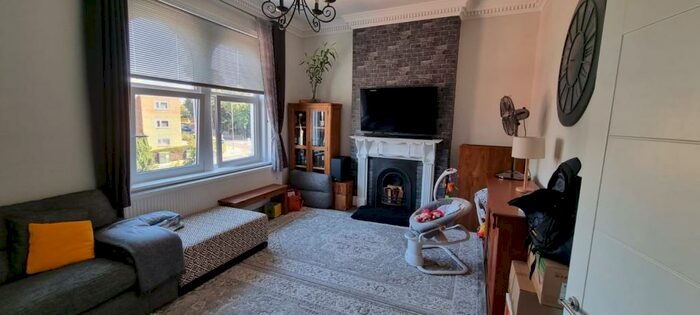 3 Bedroom Block Of Apartments To Rent In Crescent Road, London, N3